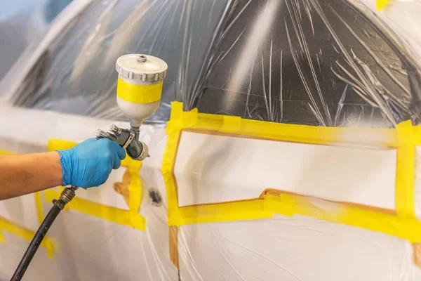 Trabalhador Pintando Carro Branco Garagem Especial Vestindo Trajes Equipamentos Proteção — Fotografia de Stock