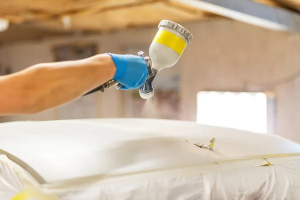 Trabalhador Pintando Carro Branco Garagem Especial Vestindo Trajes Equipamentos Proteção — Fotografia de Stock