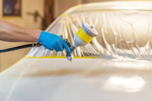 Trabajador Pintando Coche Blanco Garaje Especial Con Traje Equipo Protección Imágenes De Stock Sin Royalties Gratis