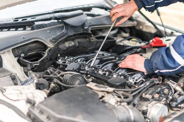 Offene Motorhaube Mechanisches Motorsystem Überprüfen Und Reparieren Schaden Autounfall Stockbild