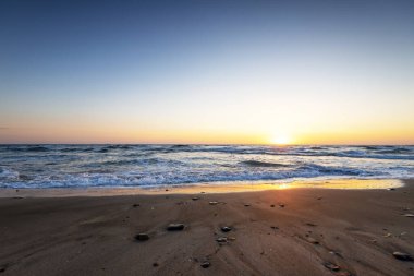 Denizin üzerindeki güzel gün batımının manzarası..