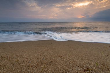 Denizin üzerindeki güzel gün batımının manzarası..