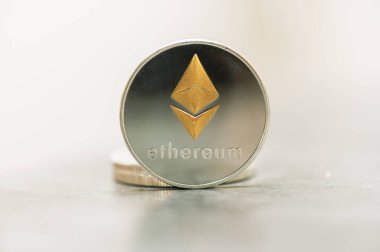 Altın Etherium sikke kapatın. Eter kimin blockchain Ethereum platformu tarafından oluşturulan bir cryptocurrency olduğunu.