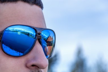 yansıması gözlüklü adam