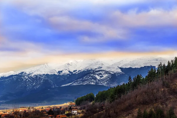 Schöne Berge und Wolken lizenzfreie Stockfotos