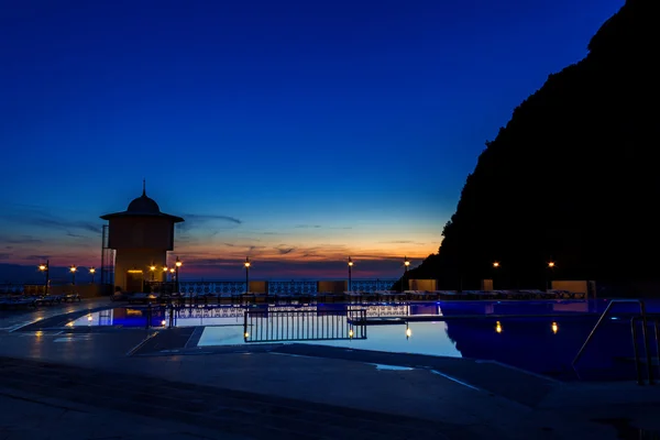 Hermosa puesta de sol con reflejo en la piscina — Foto de Stock