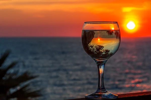Белое вино на фоне заката моря — стоковое фото