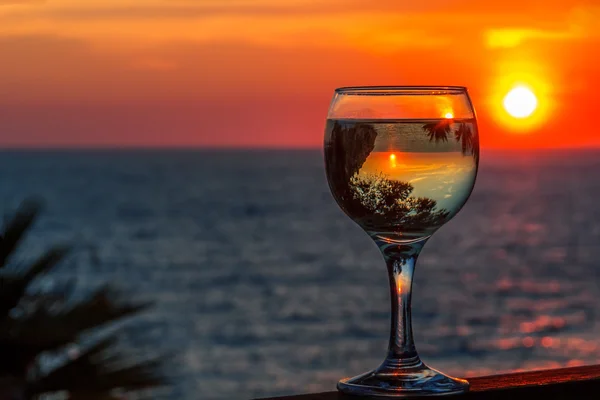 Vino bianco sullo sfondo del mare al tramonto — Foto Stock