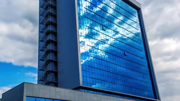 Beautiful clouds reflected in the building — Stock Video