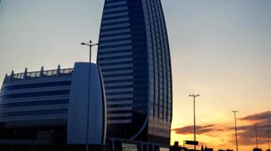 Günbatımı güzel bina üzerinde