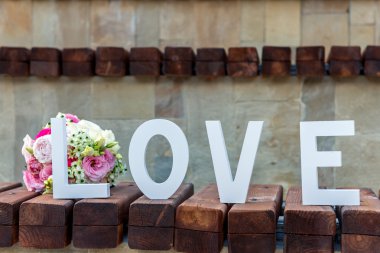 buket çiçek ve bir yazıt aşk