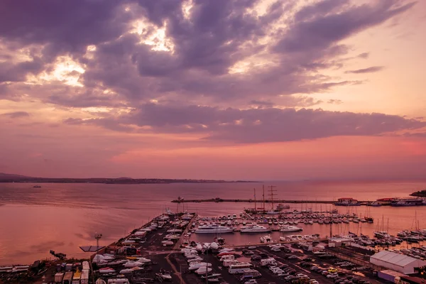 Schöner Hafen bei Sonnenuntergang Stockbild