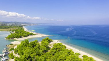 Yunanistan 'da Kumsalda Dinlenen İnsanların Uçan Dronu' ndan Hava Görüntüsü.