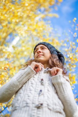 sonbahar bir parkta gülümseyen kız