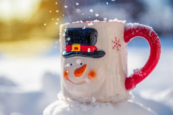 雪の中でお茶を飲んで — ストック写真