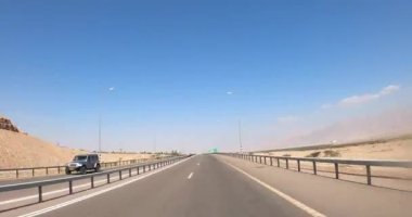 Güzel çöl manzarası. Eilat, İsrail yolunda araba sürüyor. Bir arabanın içinde. Zaman aşımı. 4K görüntü