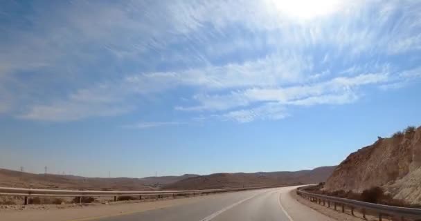 Bela vista do deserto. Carro dirigindo na estrada para Eilat, Israel. Vista interior de um carro. Desfasamento temporal. Filmagem 4K — Vídeo de Stock