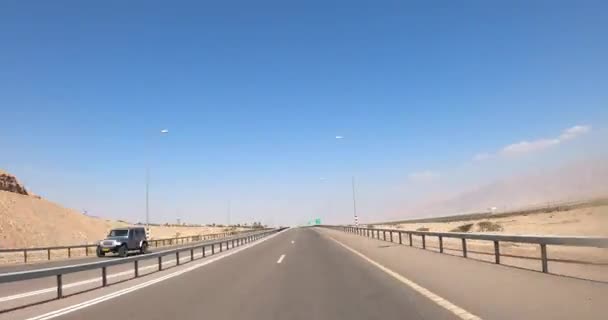 美丽的沙漠风景。在通往以色列埃拉特的路上开车。汽车的内景。时间流逝。4K镜头 — 图库视频影像