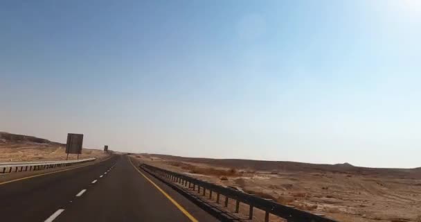 Piękny widok na pustynię. Samochód jadący drogą do Eilat w Izraelu. Wnętrze samochodu. Czas ucieka. Materiał 4K — Wideo stockowe