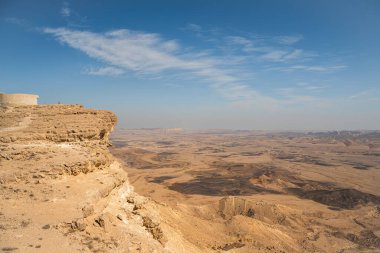 Çölün güzel dramatik manzarası. Vahşi doğa. Doğa manzarası. Makhtesh krateri Ramon Krateri, İsrail
