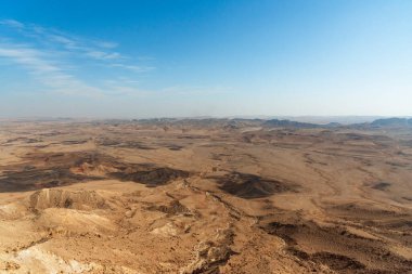 Çölün güzel dramatik manzarası. Vahşi doğa. Doğa manzarası. Makhtesh krateri Ramon Krateri, İsrail