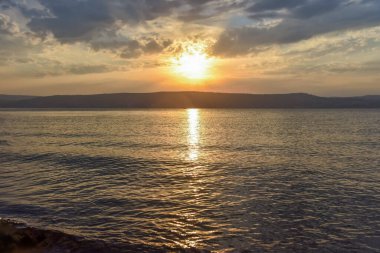 Galilee Denizi ve Golan Tepeleri üzerinde gün batımı