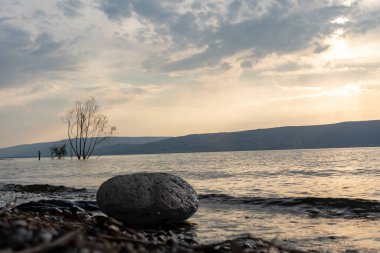 Galilee Denizi ve Golan Tepeleri üzerinde gün batımı