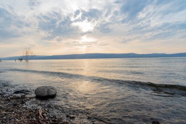 Galilee Denizi ve Golan Tepeleri üzerinde gün batımı
