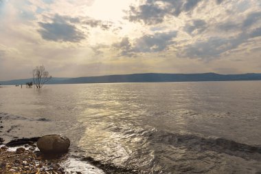 Galilee Denizi ve Golan Tepeleri üzerinde gün batımı