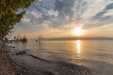 Galilee Denizi ve Golan Tepeleri üzerinde gün batımı