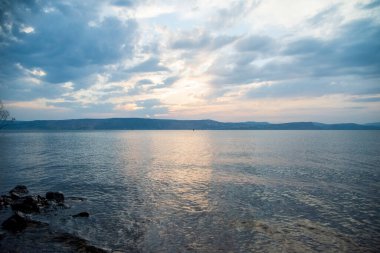 Galilee Denizi ve Golan Tepeleri üzerinde gün batımı