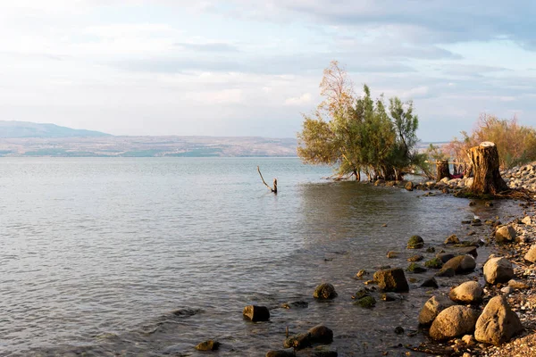 Pemandangan Laut Galilea terhadap latar belakang Dataran Tinggi Golan di Israel. Berkemah di tepi Laut Galilea. Tenda merah. — Stok Foto