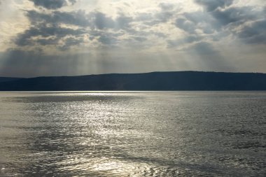 Galilee Denizi ve Golan Tepeleri üzerinde gün batımı