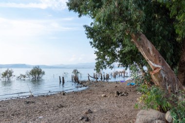 Galilee Denizi ve Golan Tepeleri üzerinde mavi bulutlu gökyüzü