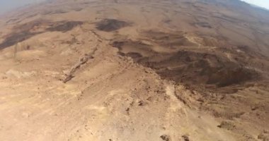 İsrail 'deki Negev Çölü' nün vahşi doğasına bakın. Mitzpe Ramon Krateri ve yaz gökyüzü. Orta Doğu 'da turizm ve seyahat. 