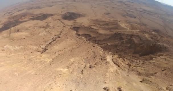 Incline a vista da natureza selvagem do deserto de Negev em Israel. Cratera desfiladeiro Mitzpe Ramon e céu de verão. Turismo e viagens no Oriente Médio. — Vídeo de Stock
