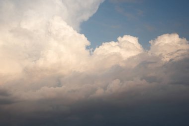 Güzel gökyüzü arkaplanı. Açık mavi gökyüzü dramatik orangutan, pembe ve gri bulutlar.