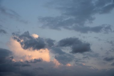 Güzel gökyüzü arkaplanı. Açık mavi gökyüzü dramatik orangutan, pembe ve gri bulutlar.