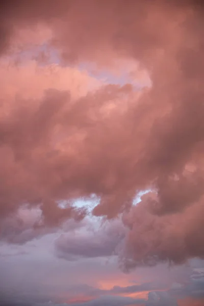 Schöner Himmelshintergrund. Hellblauer Himmel mit dramatischen orangen, rosa und grauen Wolken. — Stockfoto