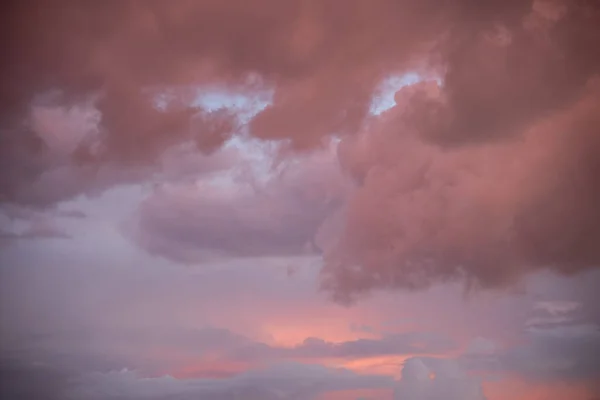 Schöner Himmelshintergrund. Hellblauer Himmel mit dramatischen orangen, rosa und grauen Wolken. — Stockfoto