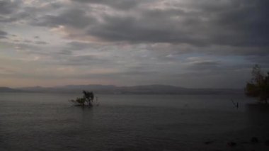  Galilee Denizi ve Golan Tepeleri üzerinde gün batımı. Dramatik gökyüzü ve bulutlarla Panoramik Görünüm