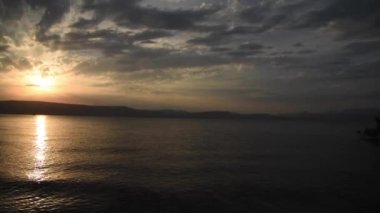  Galilee Denizi ve Golan Tepeleri üzerinde gün batımı. Dramatik gökyüzü ve bulutlarla Panoramik Görünüm