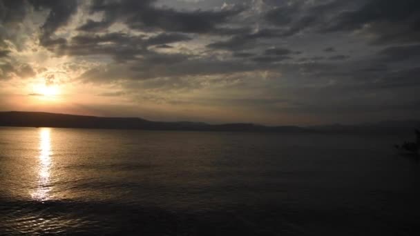 Puesta de sol sobre el mar de Galilea y las alturas del Golán. Vista panorámica con cielo dramático y nubes — Vídeos de Stock