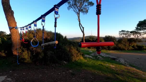 Menyeimbangkan garis miring di taman. Aktif dan sehat. Konsep kebugaran olahraga dan gaya hidup — Stok Video