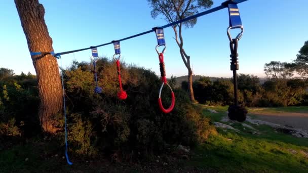 Equilibrando o slackline no parque. Vida ativa e saudável. Fitness esporte e estilo de vida conceito — Vídeo de Stock