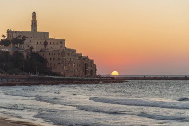 Tel Aviv, İsrail - 25 Aralık 2020: Güneşli ve renkli bir günbatımında Eski Jaffa Limanı 'ndaki güzel bir sahil manzarası.