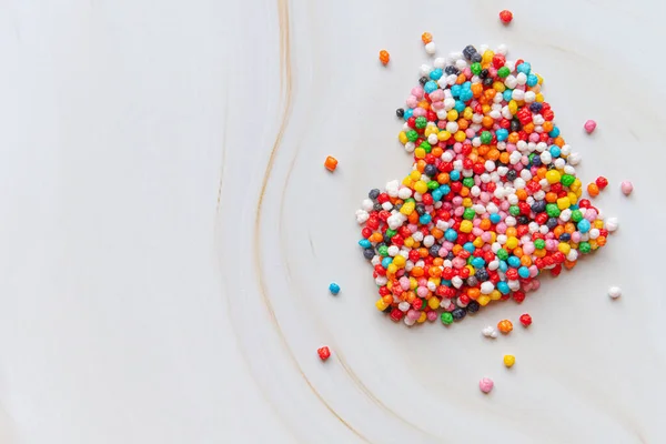 Kształt serca z kolorowych cukierków cukrowych — Zdjęcie stockowe