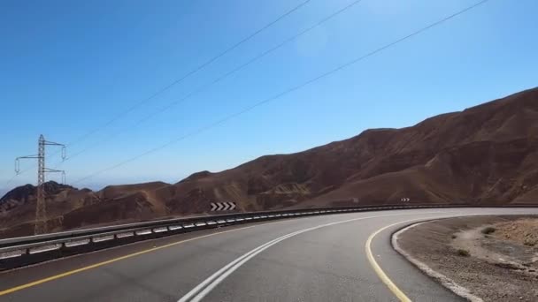 Piękny widok na pustynię. Samochód jadący drogą do Eilat w Izraelu. Wnętrze samochodu. Pustynia Paran. Materiał 4K — Wideo stockowe