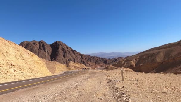 Prachtig uitzicht op de woestijn. Auto rijdt op de weg naar Eilat, Israël. Binnenkant van een auto. Woestijn van Paran. 4K-beelden — Stockvideo