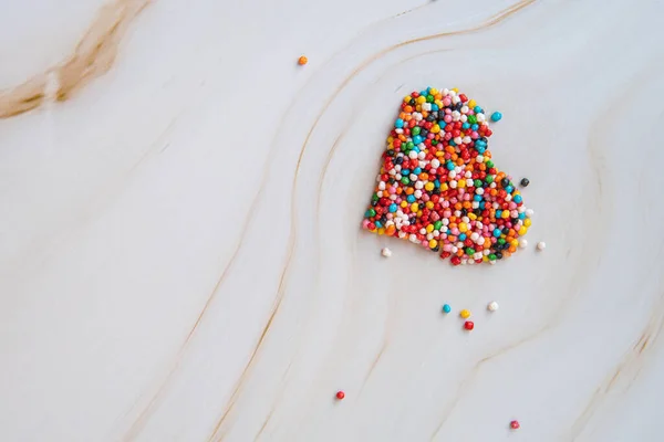 Forma de corazón hecha de caramelos de azúcar de colores. Concepto de Diabetes en el Embarazo —  Fotos de Stock